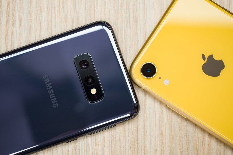 iPhone XR vs Galaxy S10e