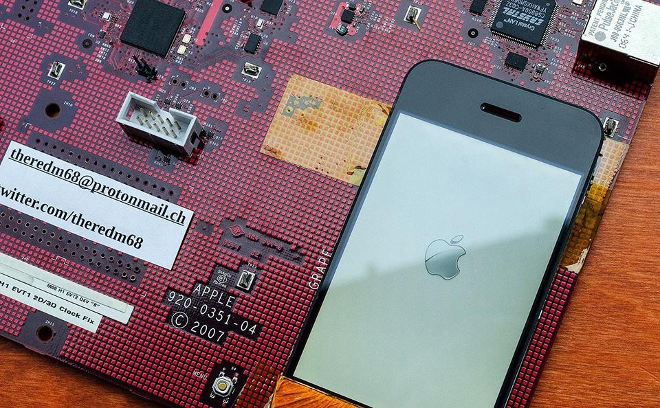 Ảnh bảng mạch iPhone đầu tiên (ảnh 1)
