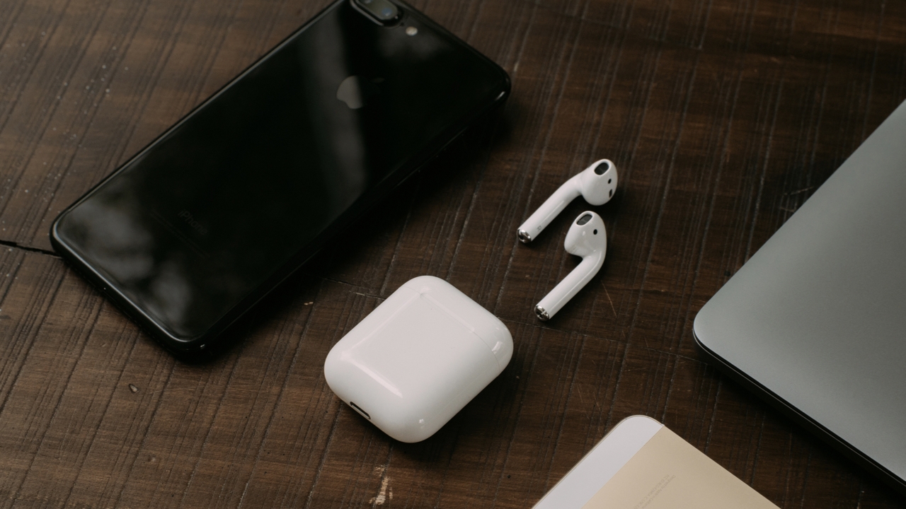 Apple AirPods chiếm 60% thị phần tai nghe không dây Apple AirPods chiếm 60% thị phần tai nghe không dây
