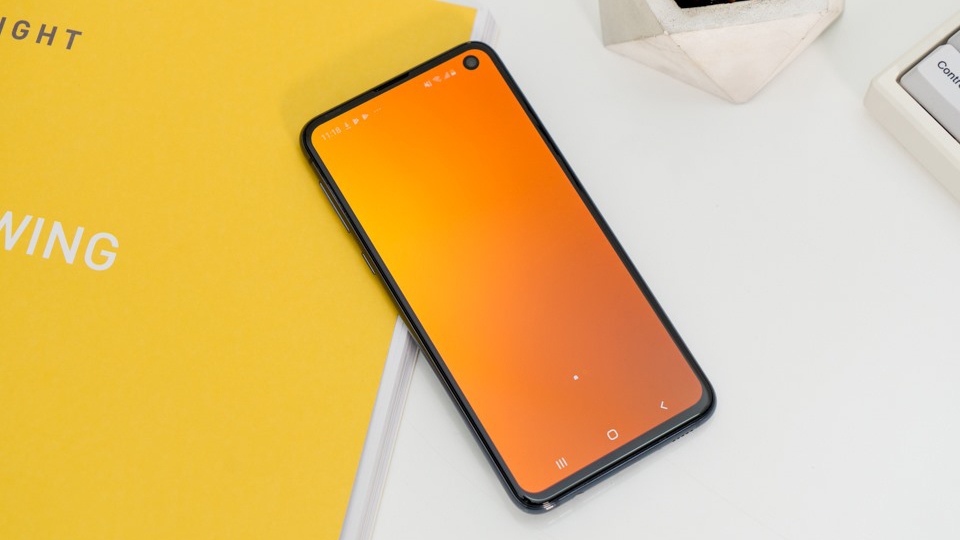 Với Galaxy S10e, bạn sẽ có được trải nghiệm giải trí cao cấp nhất 1