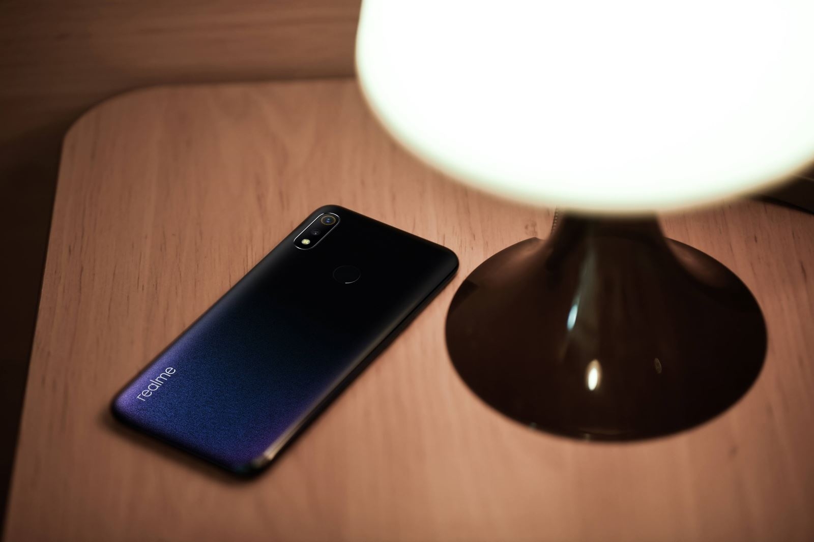 FPT Shop tặng tai nghe bluetooth sành điệu cho khách đặt mua trước Realme 3