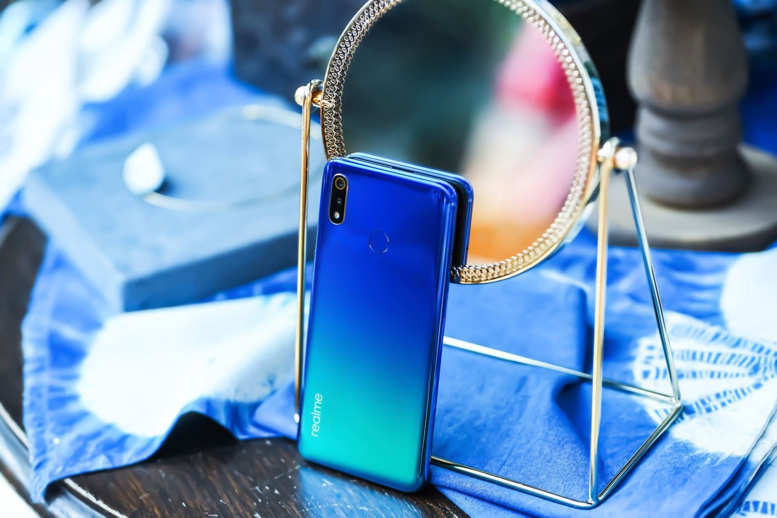 FPT Shop tặng tai nghe bluetooth sành điệu cho khách đặt mua trước Realme 3