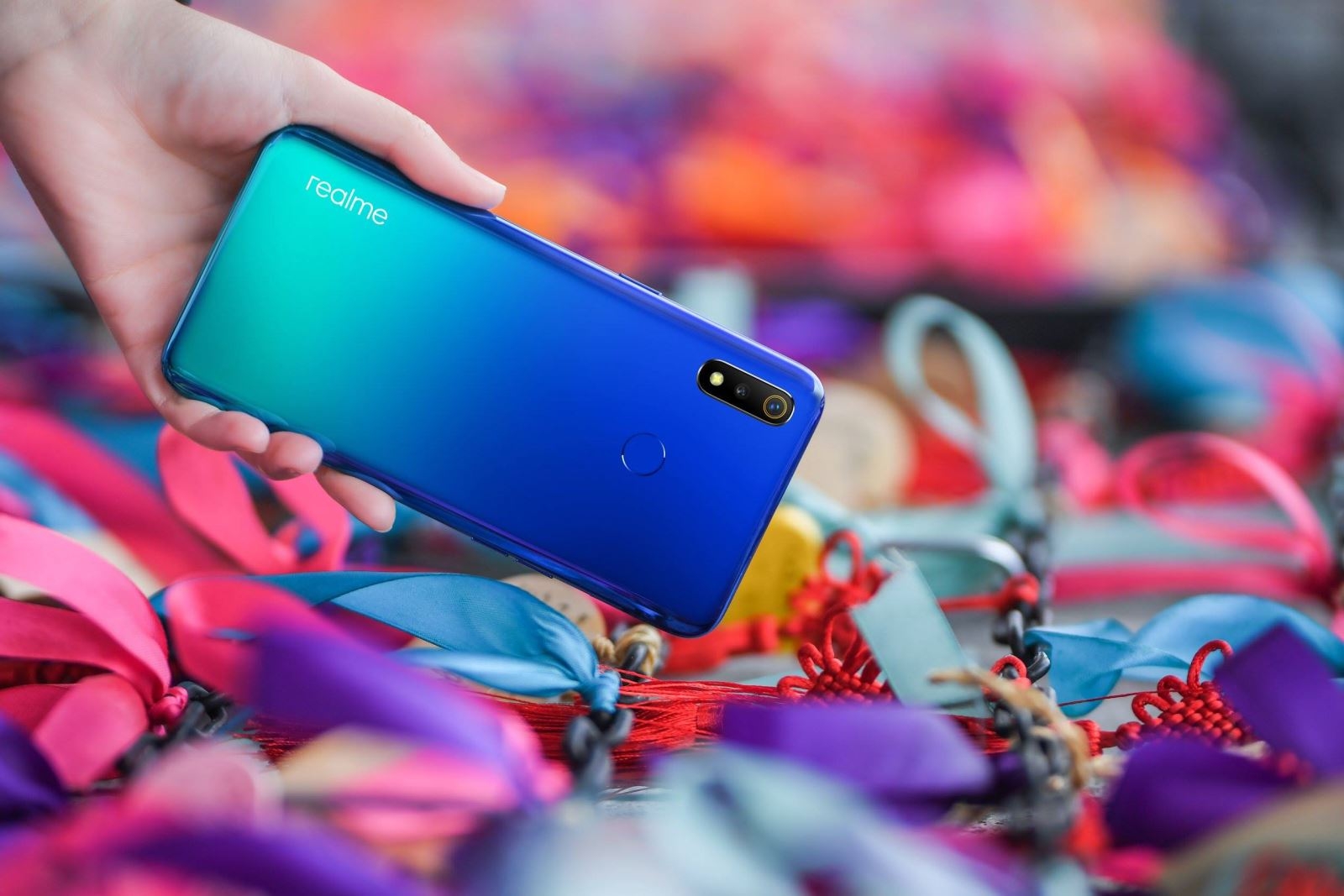 FPT Shop tặng tai nghe bluetooth sành điệu cho khách đặt mua trước Realme 3