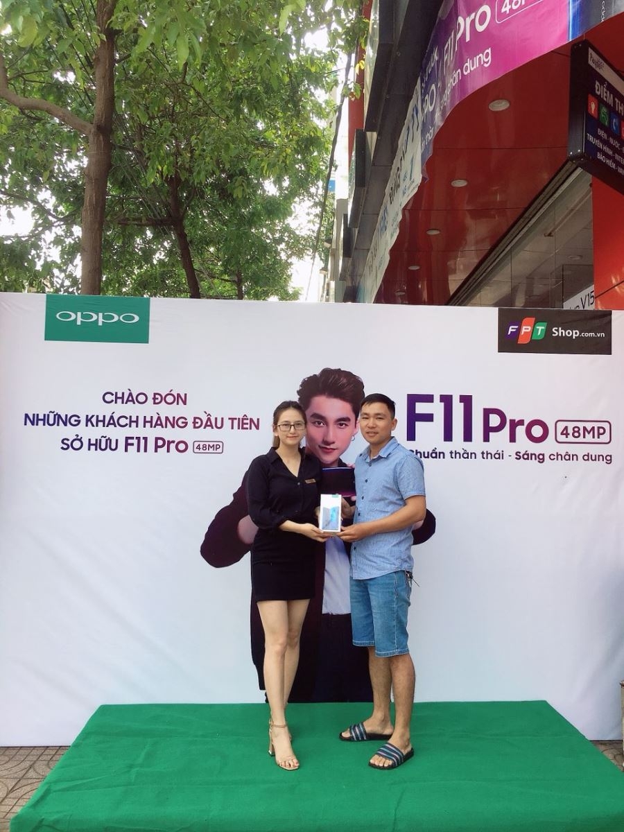 FPT Shop đông như "trẩy hội" trong ngày đầu mở bán OPPO F11 Pro