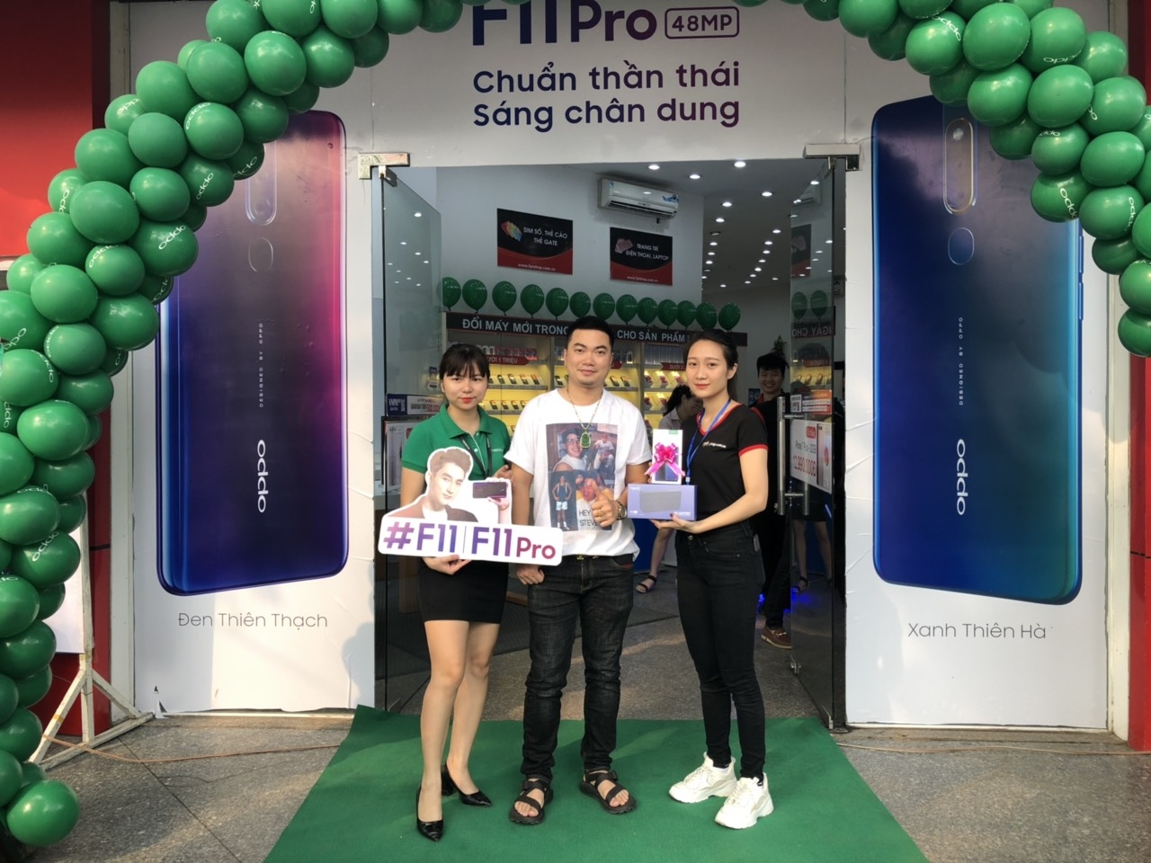 FPT Shop đông như "trẩy hội" trong ngày đầu mở bán OPPO F11 Pro