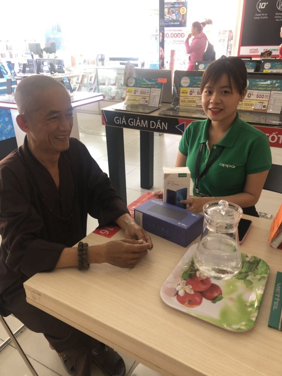 FPT Shop đông như "trẩy hội" trong ngày đầu mở bán OPPO F11 Pro