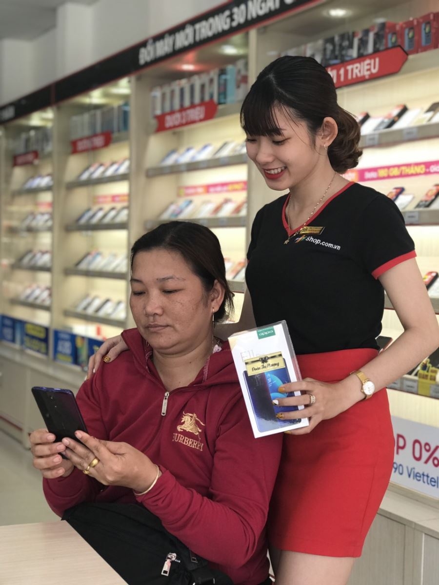 FPT Shop đông như "trẩy hội" trong ngày đầu mở bán OPPO F11 Pro