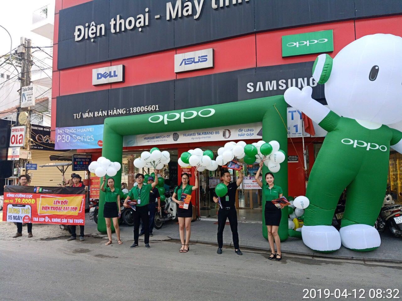 FPT Shop đông như "trẩy hội" trong ngày đầu mở bán OPPO F11 Pro
