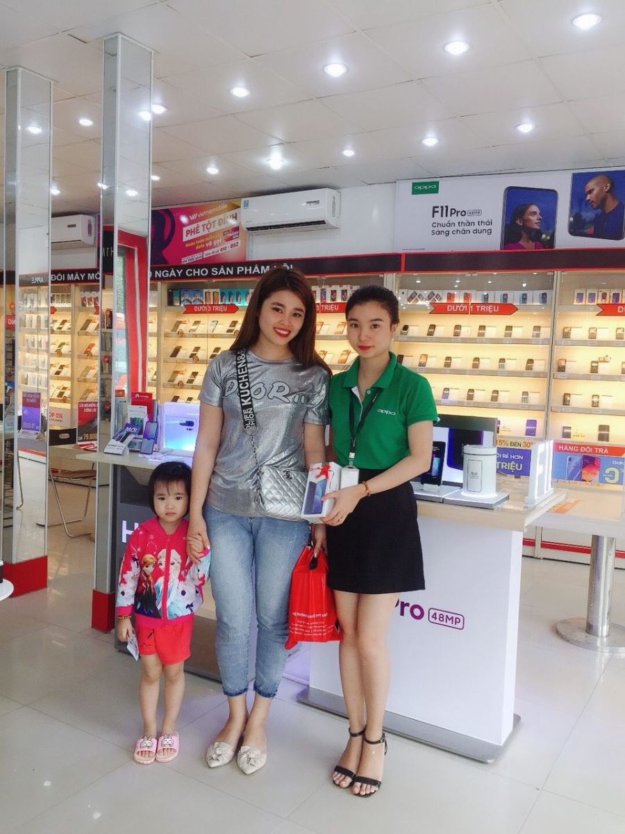 FPT Shop đông như "trẩy hội" trong ngày đầu mở bán OPPO F11 Pro