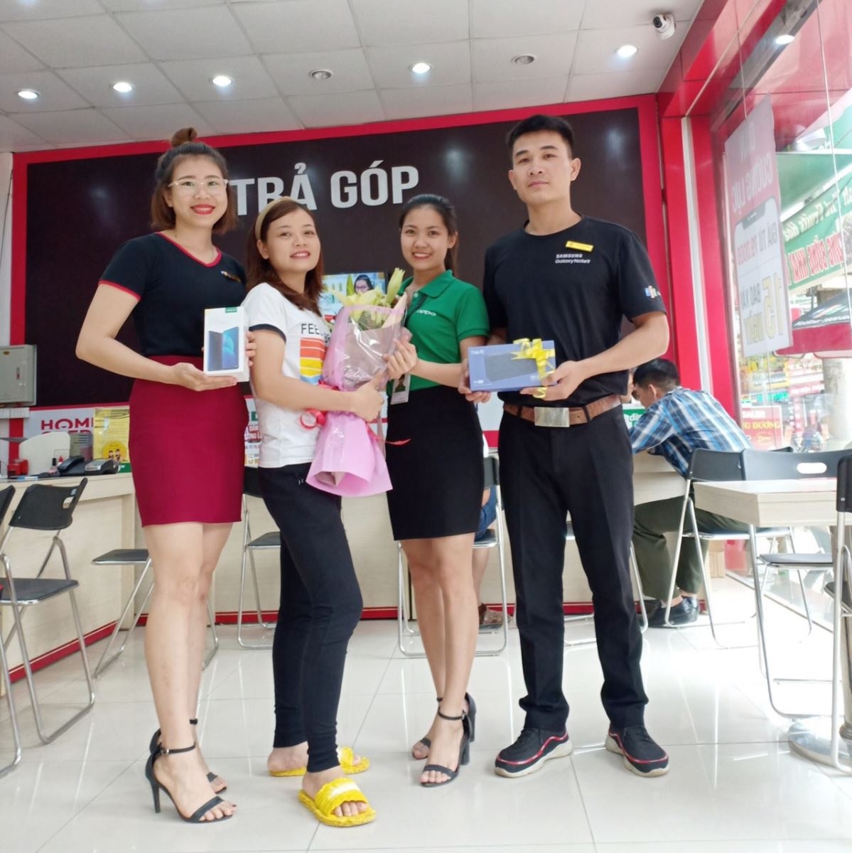 FPT Shop đông như "trẩy hội" trong ngày đầu mở bán OPPO F11 Pro