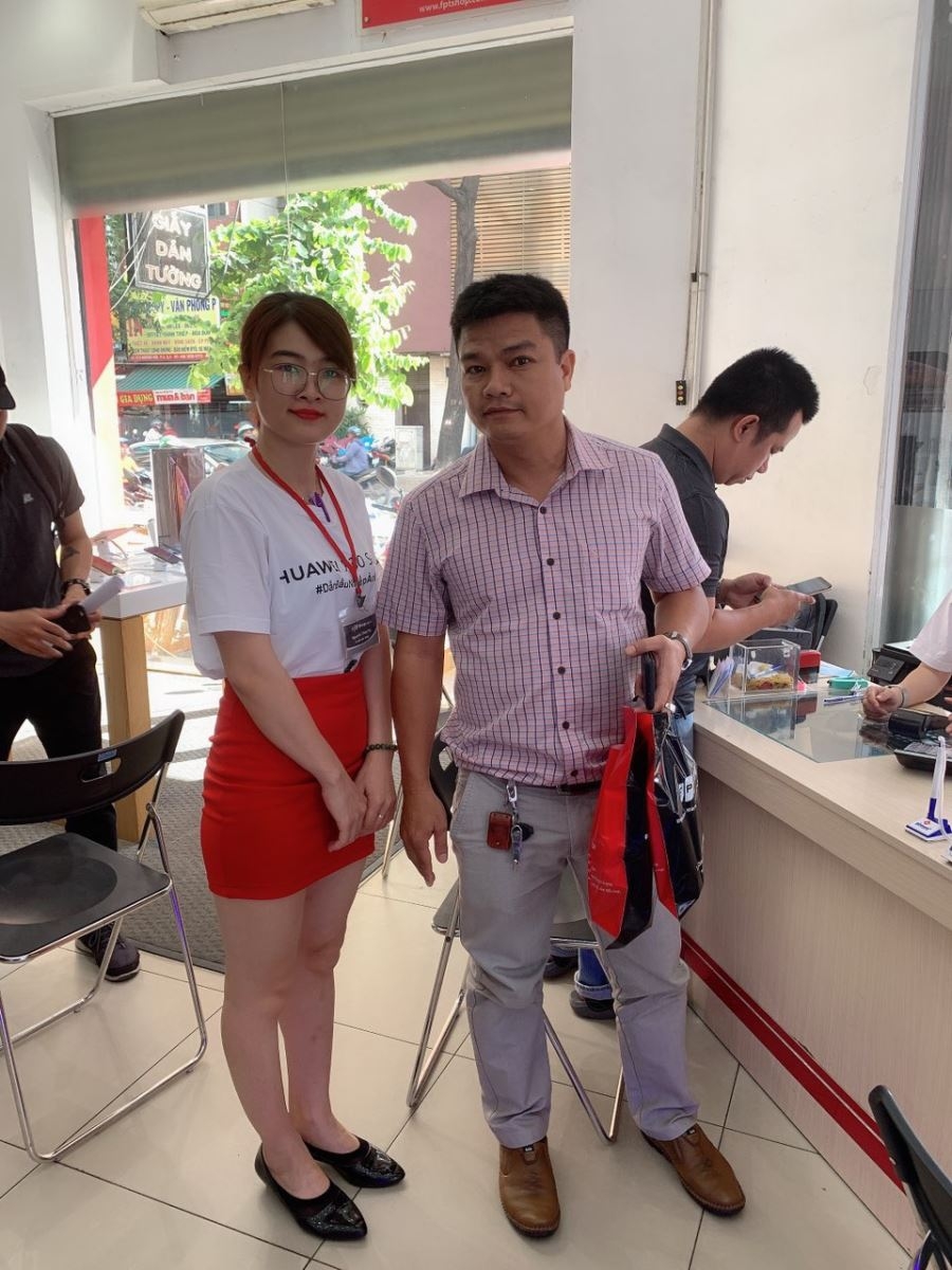 FPT Shop "kẹt cứng" trong ngày đầu mở bán Huawei P30|P30 Pro