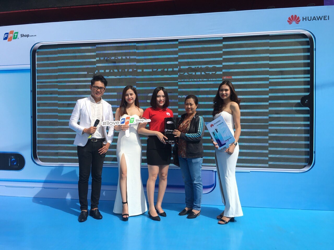 FPT Shop "kẹt cứng" trong ngày đầu mở bán Huawei P30|P30 Pro