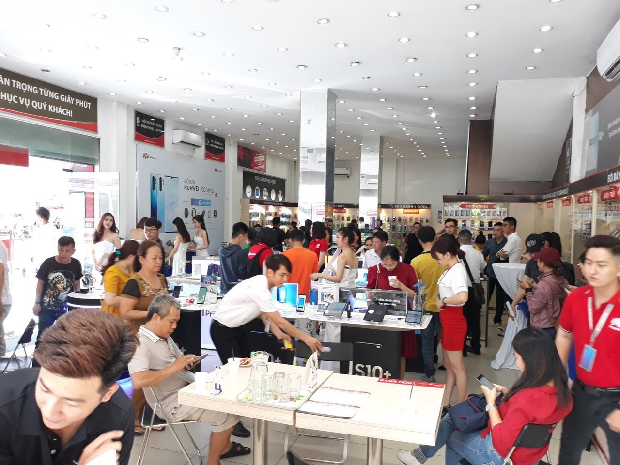 FPT Shop "kẹt cứng" trong ngày đầu mở bán Huawei P30|P30 Pro