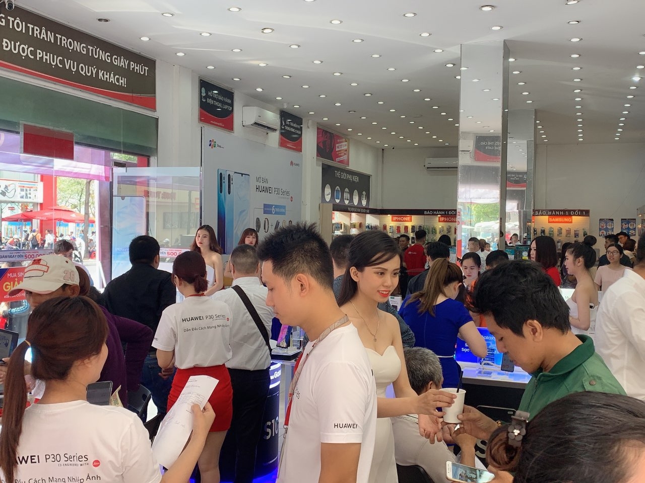 FPT Shop "kẹt cứng" trong ngày đầu mở bán Huawei P30|P30 Pro