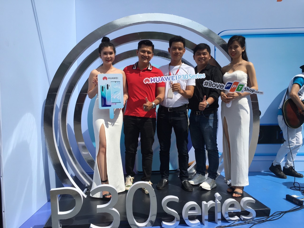 FPT Shop "kẹt cứng" trong ngày đầu mở bán Huawei P30|P30 Pro