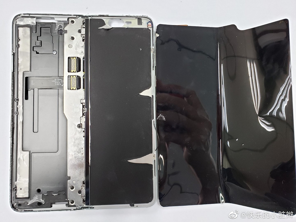 Mổ bụng Galaxy Fold (ảnh 1) Mổ bụng Galaxy Fold (ảnh 1)