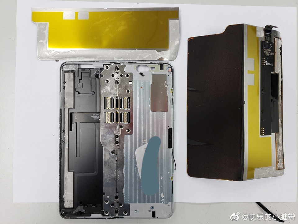 Mổ bụng Galaxy Fold (ảnh 2) Mổ bụng Galaxy Fold (ảnh 2)