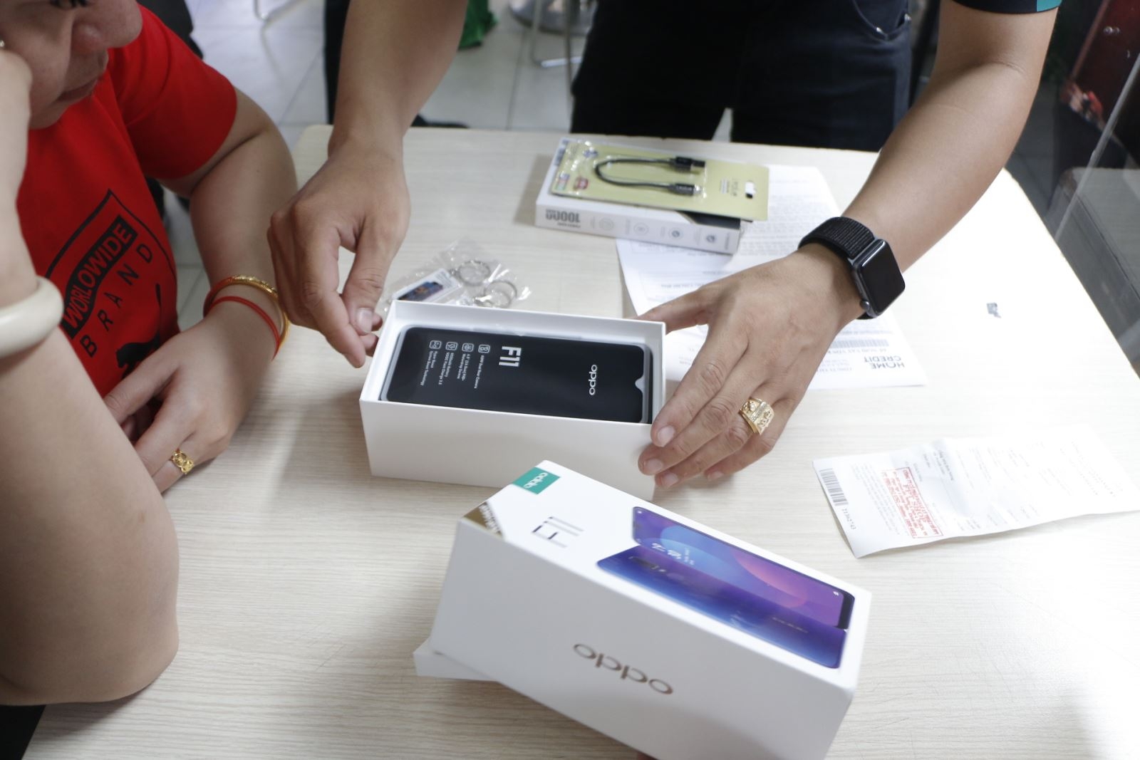 FPT Shop "thất thủ" trong ngày đầu mở bán OPPO F11