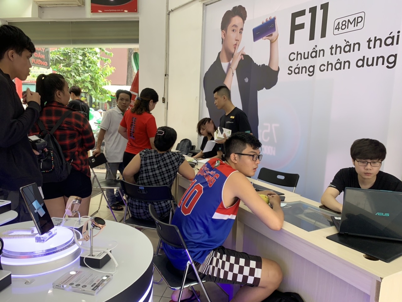 FPT Shop "thất thủ" trong ngày đầu mở bán OPPO F11