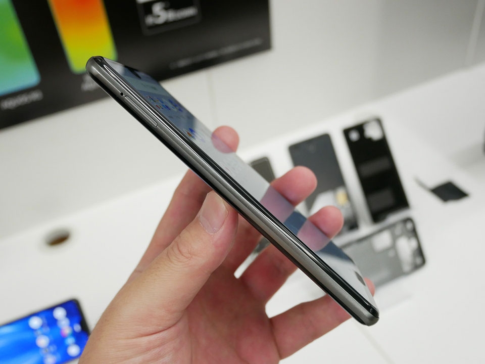 Sharp Aquos R3