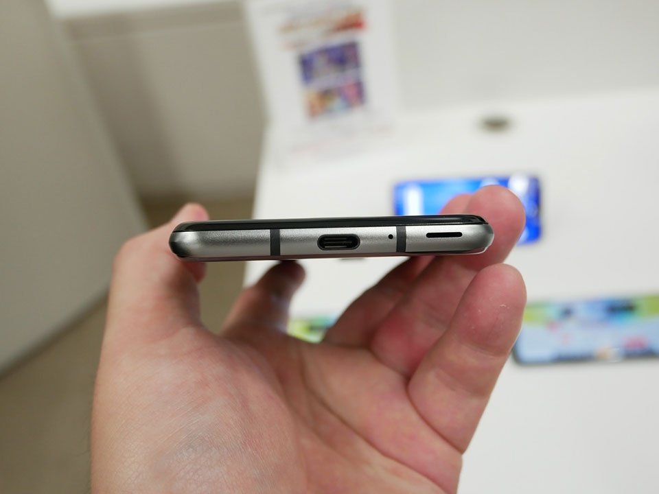 Sharp Aquos R3