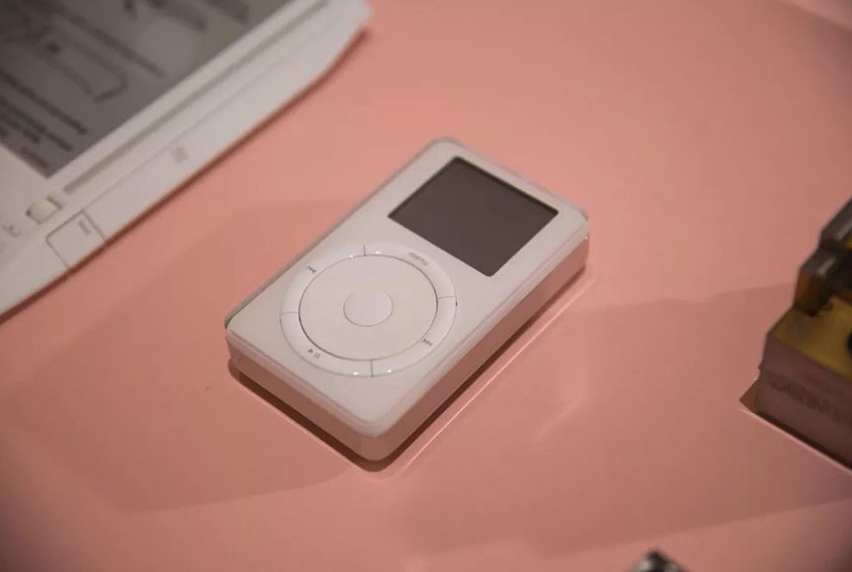 iPod (2001)