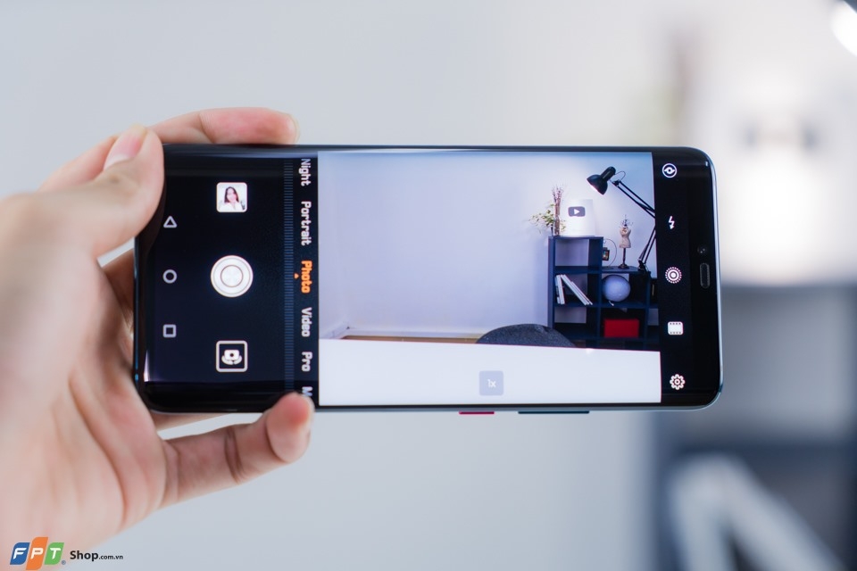 Huawei Mate 20 Pro: “Siêu phẩm” toàn diện giá chỉ 15.99 triệu đồng! (ảnh 5) Huawei Mate 20 Pro: “Siêu phẩm” toàn diện giá chỉ 15.99 triệu đồng! (ảnh 5)