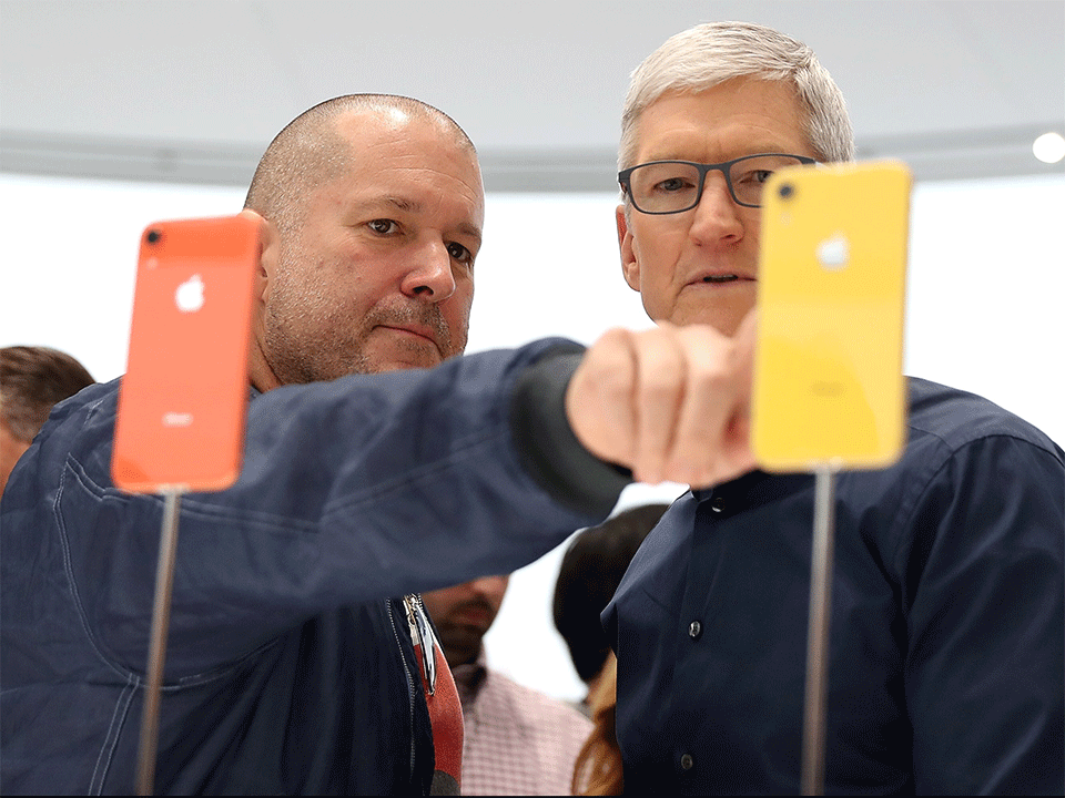 Jony Ive và CEO Tim Cook Jony Ive và CEO Tim Cook