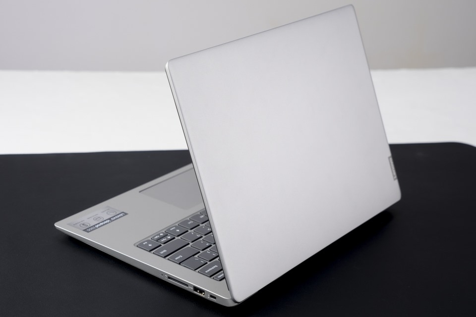 Lenovo IdeaPad 330S 14IKB: Chiếc laptop "hoàn hảo" trong phân khúc phổ thông? (ảnh 1) Lenovo IdeaPad 330S 14IKB: Chiếc laptop "hoàn hảo" trong phân khúc phổ thông? (ảnh 1)