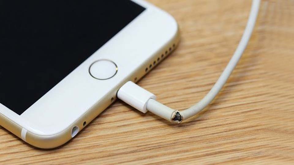 Tại sao cáp sạc Apple thường dễ hỏng hơn các hãng khác? 1