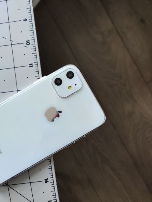 Ngắm video trên tay iPhone 11R bản dựng trắng tinh khôi 2