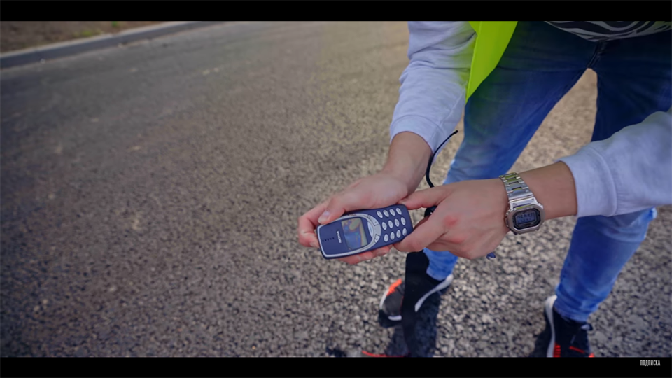 Thử nghiệm thả rơi Galaxy S10+ và Nokia 3310