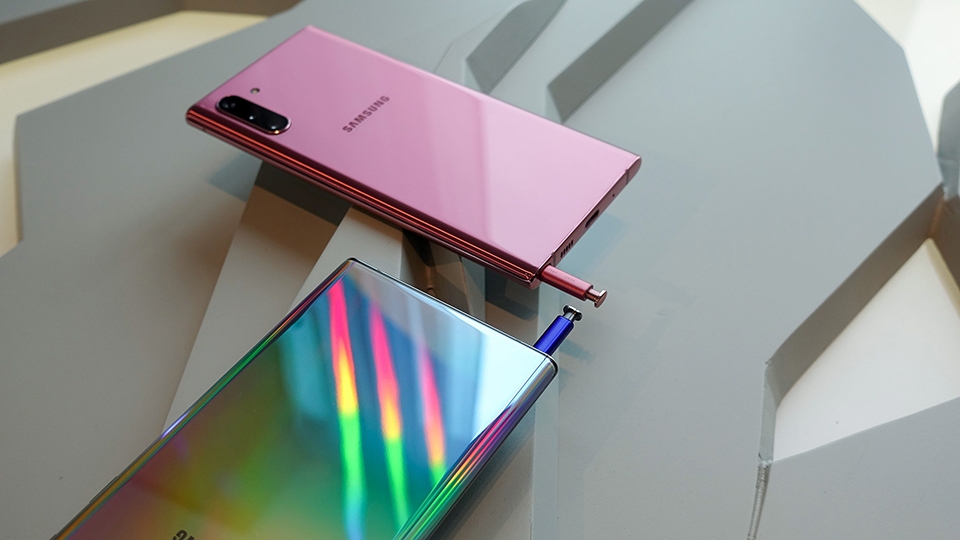 So sánh Galaxy Note 10 và iPhone XS (ảnh 1) So sánh Galaxy Note 10 và iPhone XS (ảnh 1)