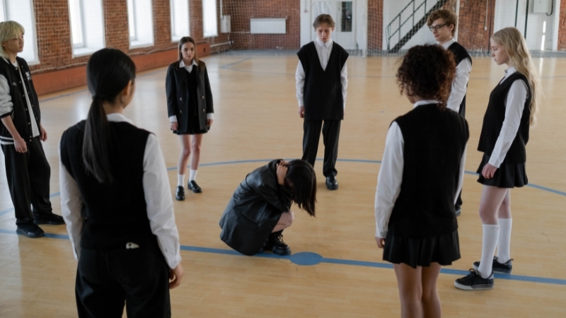 Vẽ tranh bạo lực học đường đơn giản và đẹp 2