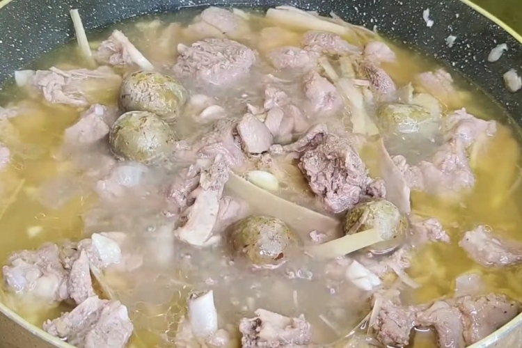 Vịt om sấu khoai sọ (10)