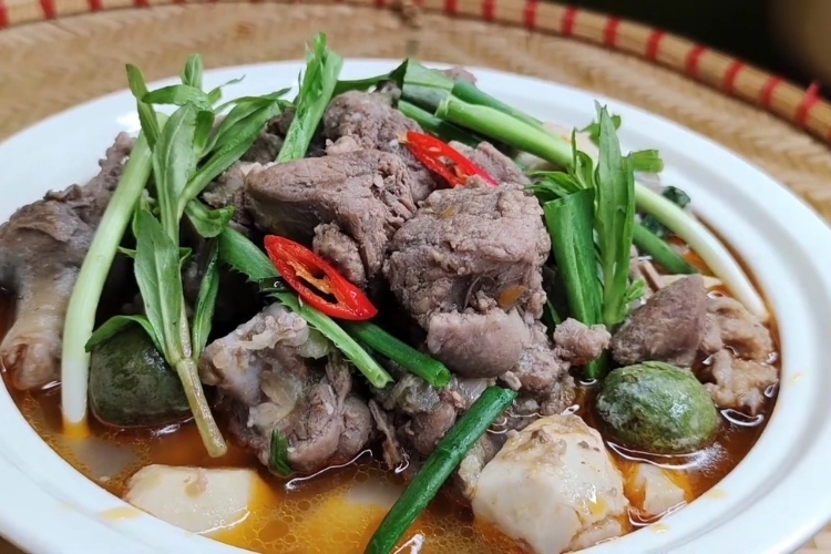 Công thức làm vịt om sấu khoai sọ thơm mềm, đậm đà chuẩn hương vị miền Bắc cho bữa cơm ngon