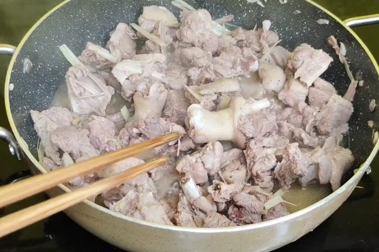 Vịt om sấu khoai sọ (9)