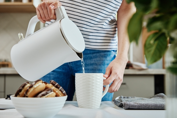 Có nên mua ấm siêu tốc bằng nhựa không?