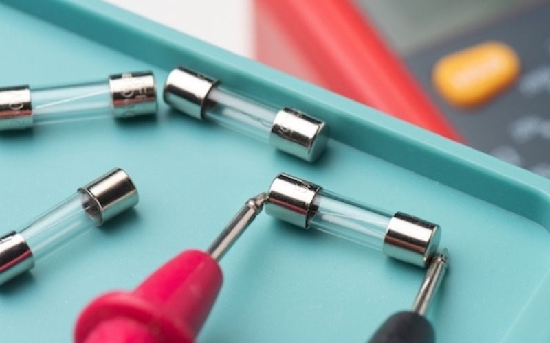 amply bị cháy cầu chì 2