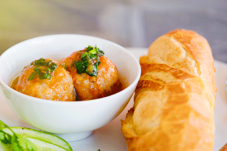 Bánh mì xíu mại Đà Lạt có gì đặc biệt mà khiến du khách mê mẩn? Khám phá ngay danh sách sau!