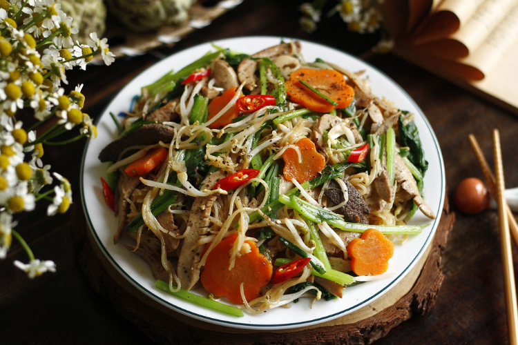 Cách làm hủ tiếu xào kiểu miền Tây ngon chuẩn vị, sợi dai mềm, ai ăn cũng thích