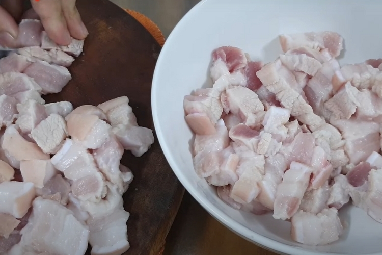 Bước 1: Sơ chế thịt heo