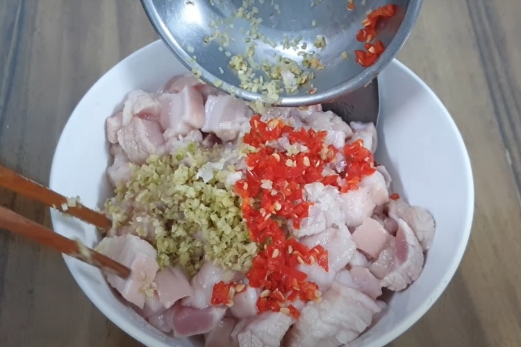 Bước 3: Ướp thịt ba chỉ
