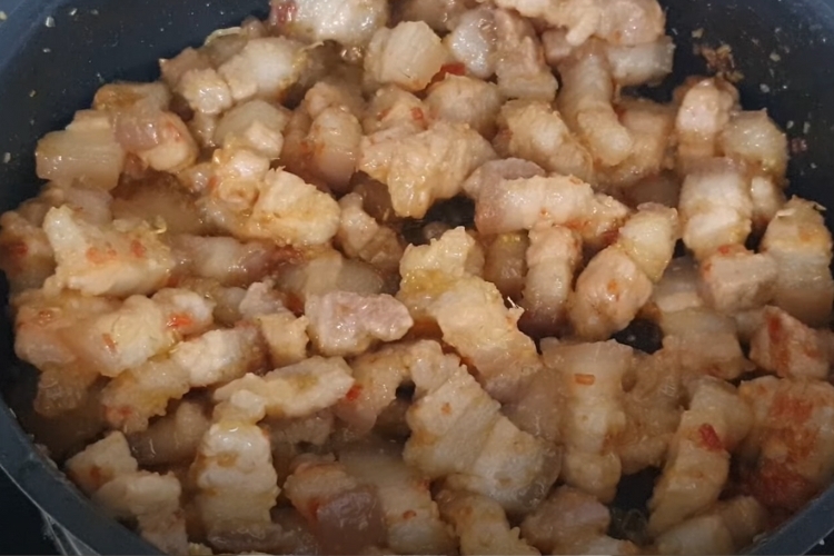 Bước 4: Xào thịt ba chỉ