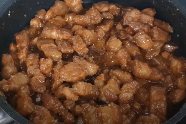 Bước 5: Làm món thịt ba chỉ kho mắm ruốc