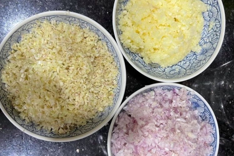 Bước 2: Sơ chế các nguyên liệu khác