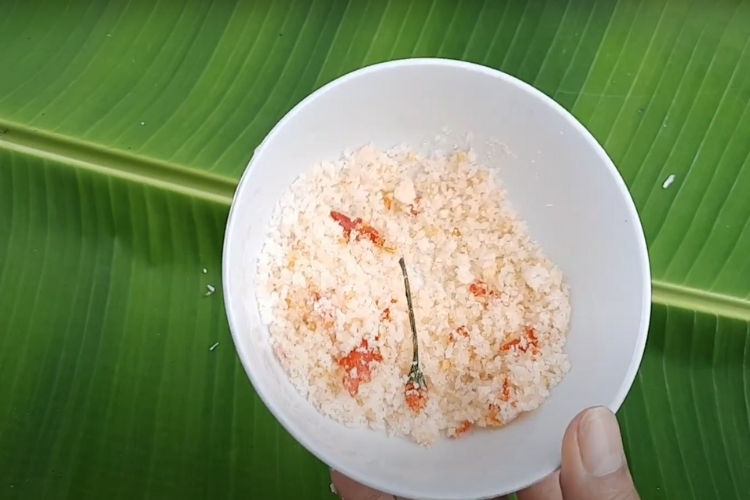 Bước 2: Giã muối ớt