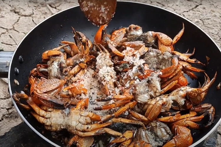 Bước 4: Rang ba khía với muối ớt