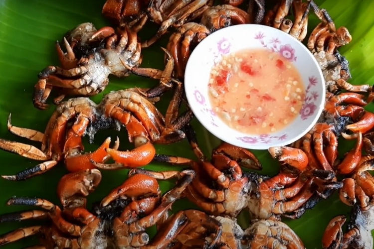 Bước 5: Thưởng thức ba khía rang muối