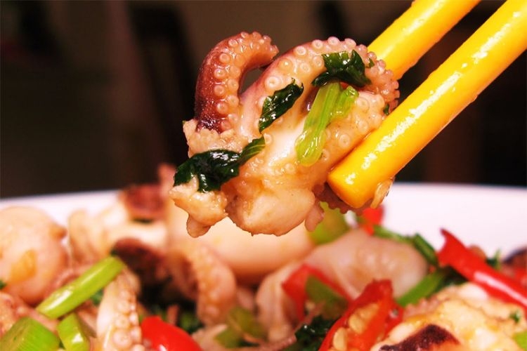 bạch tuộc xào sả ớt